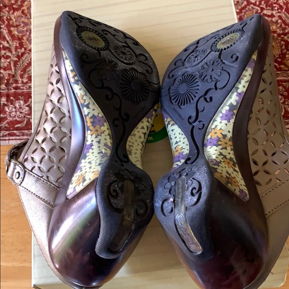 Jambu Gold Clogs/Wedges - Picture 5 of 6